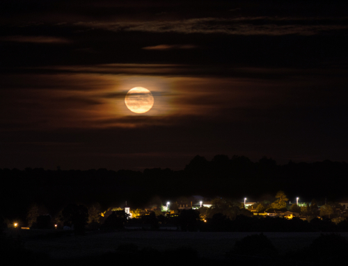 Lever de pleine lune sur le village de Mallièvre